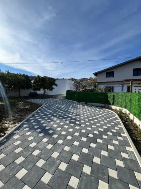 Durres, shitet shtepi 3+1 Kati 0, 310 m² 160.000 € 