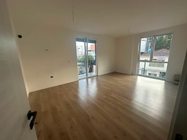 Tirane, jepet me qera apartament 2+1+Ballkon Kati 2, 400 € (Azem Galica)