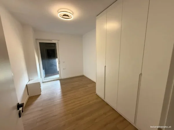 Tirane, jepet me qera apartament 3+1 Kati 6, 135 m² 1.780 € (komuna e parisit)