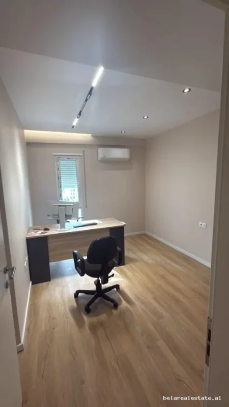 Tirane, jepet me qera zyre Kati 7, 90 m² 730 € (ish dogana)