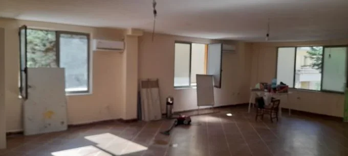 Tirane, jap me qera dyqan Kati 1, 76 m² 500 € (liqeni i thate , kopshti botanik)