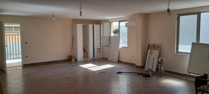 Tirane, jepet me qera ambjent biznesi Kati 1, 76 m² 500 € (liqeni i thate , kopshti botanik)