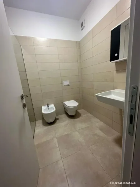 Tirane, jepet me qera apartament 1+1+Ballkon Kati 4, 86 m² 600 € (ali demi)