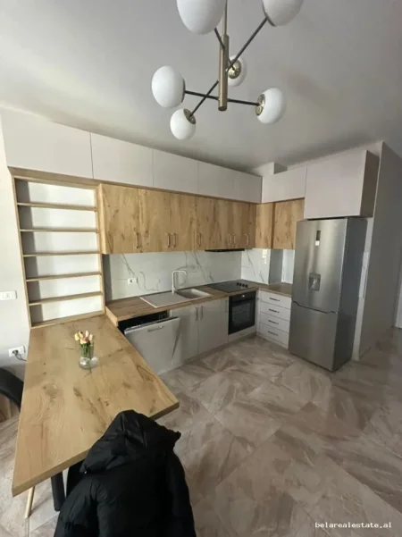 Tirane, jepet me qera apartament 1+1+Ballkon Kati 4, 86 m² 600 € (ali demi)