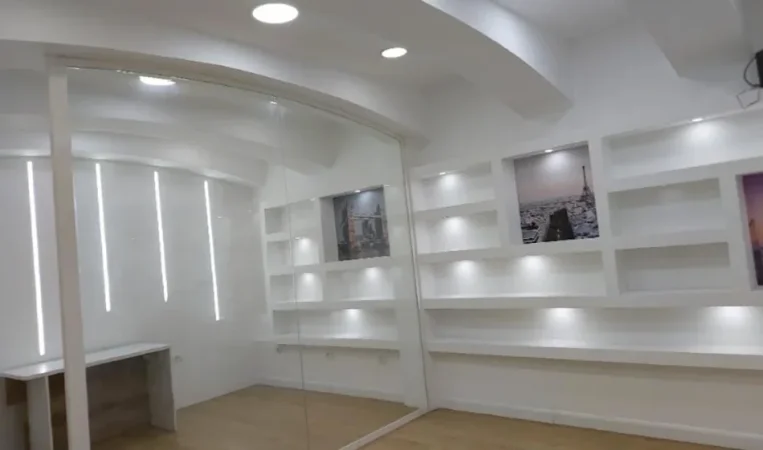 Tirane, jepet me qera dyqan Kati 0, 60 m² 1.300 € (myslym shyri)