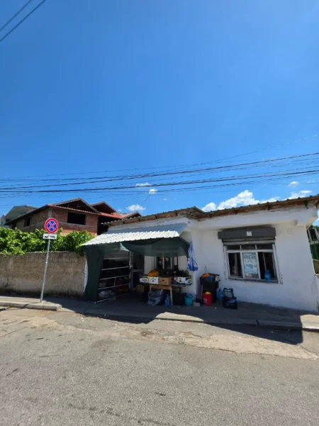 SHITET: Truall ( 500m²) + Shtëpi Private ( 341m² ) 📍 LAPRAKË - Pas Spitalit Ushtarak 200m ) Akses Direkt në Unazë & Autostradë 🛣️ 350.000€ ✨️