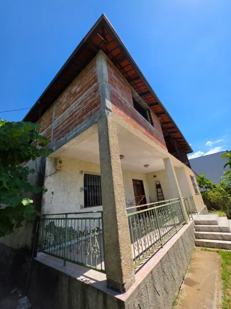 SHITET: Truall ( 500m²) + Shtëpi Private ( 341m² ) 📍 LAPRAKË - Pas Spitalit Ushtarak 200m ) Akses Direkt në Unazë & Autostradë 🛣️ 350.000€ ✨️