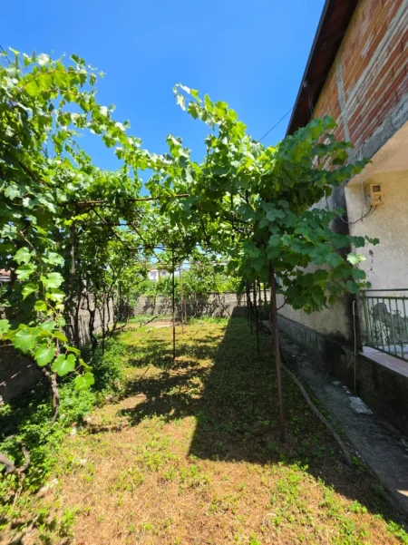 SHITET: Truall ( 500m²) + Shtëpi Private ( 341m² ) 📍 LAPRAKË - Pas Spitalit Ushtarak 200m ) Akses Direkt në Unazë & Autostradë 🛣️ 350.000€ ✨️