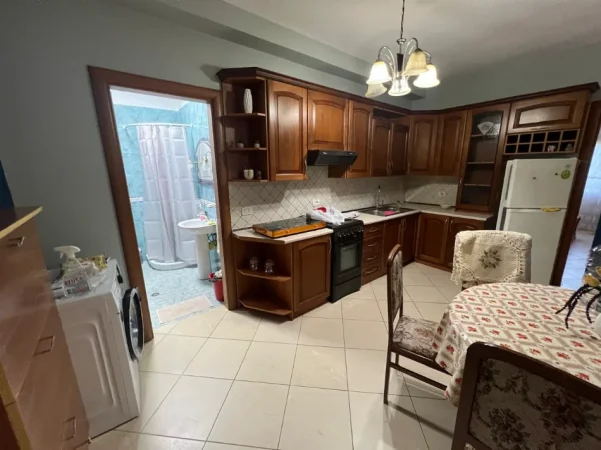 Tirane, jepet me qera apartament 1+1 Kati 1, 65 m² 530 € (Prokop Myzeqari, pranë Rrugës Fortuzi)