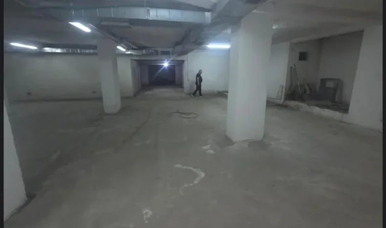 Tirane, jepet me qera ambjent biznesi Kati -1, 350 m² 2.100 € (Hoxhe Vokrri)