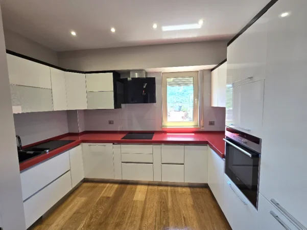 Tirane, shitet apartament 2+1+Ballkon Kati 4, 96 m² 262.000 € (Liqeni I thate)