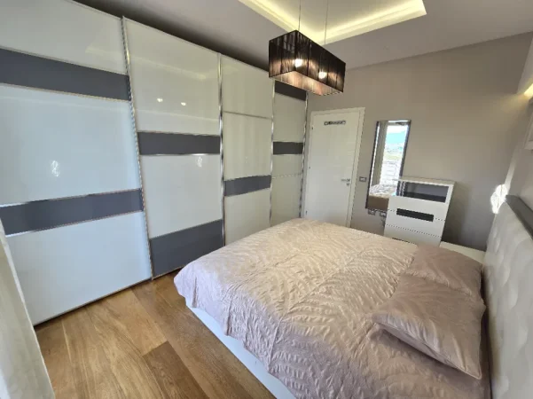 Tirane, shitet apartament 2+1+Ballkon Kati 4, 96 m² 262.000 € (Liqeni I thate)