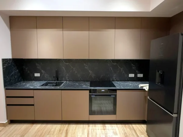 Tirane, jepet me qera apartament 1+1+Ballkon , 90 m² 950 € 