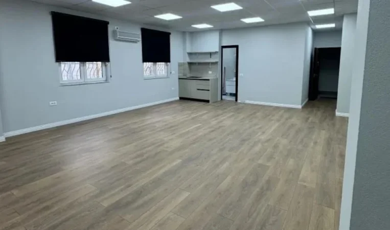 Tirane, jepet me qera zyre Kati 1, 68 m² 750 € (QENDER)