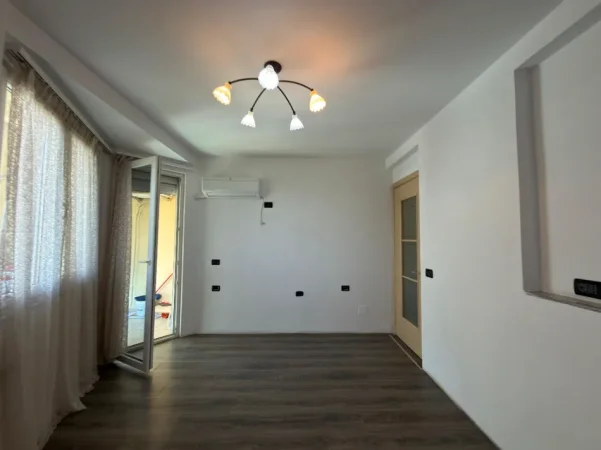 Tirane, shitet apartament 2+1+Ballkon Kati 6, 90 m² 189.000 € (Fusha e Aviacionit)