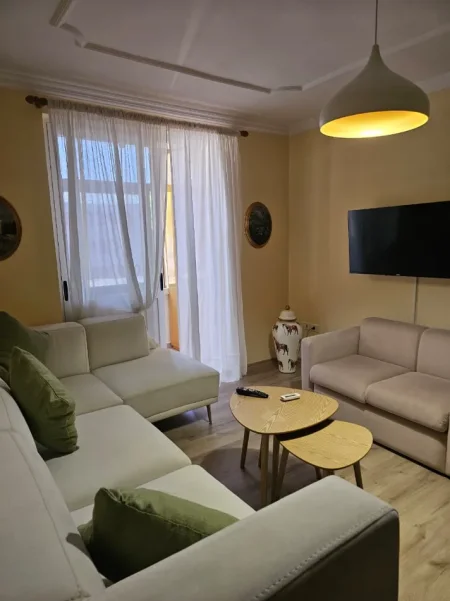 Tirane, jepet me qera apartament 2+1+Ballkon Kati 1, 153 m² 1.000 € (Sheshi Willson, Tiranë)