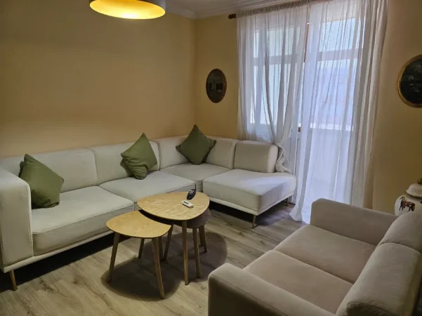 Tirane, jepet me qera apartament 2+1+Ballkon Kati 1, 153 m² 1.000 € (Sheshi Willson, Tiranë)