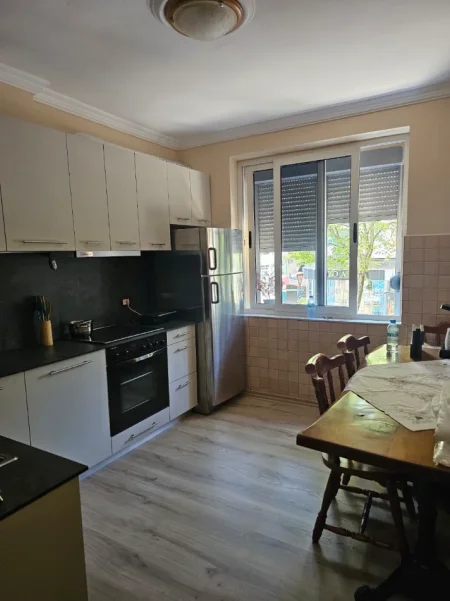 Tirane, jepet me qera apartament 2+1+Ballkon Kati 1, 153 m² 1.000 € (Sheshi Willson, Tiranë)