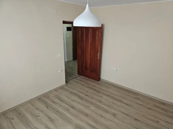 Tirane, jepet me qera apartament 2+1+Ballkon Kati 1, 153 m² 1.000 € (Sheshi Willson, Tiranë)
