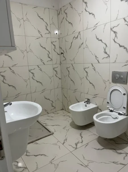 Shqiperi, jepet me qera apartament 2+1+Ballkon Kati 9, 92 m² 630 € (Golden Park Spitali Amerikan 3)
