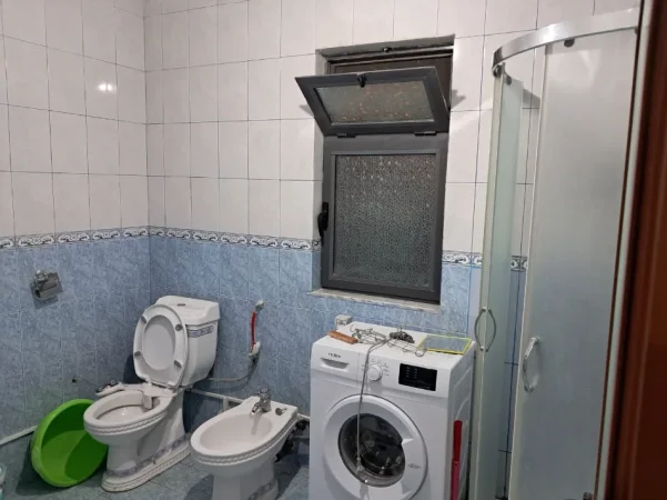 Shqiperi, jepet me qera shtepi 3+1+Ballkon Kati 2, 70 m² 300 € (jorgjia truja nr44 qyteti student)