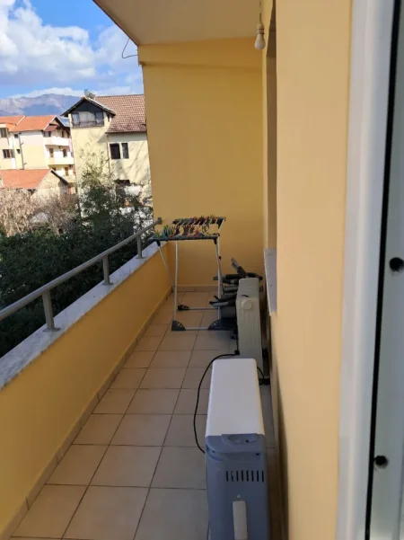 Shqiperi, jepet me qera shtepi 3+1+Ballkon Kati 2, 70 m² 300 € (jorgjia truja nr44 qyteti student)