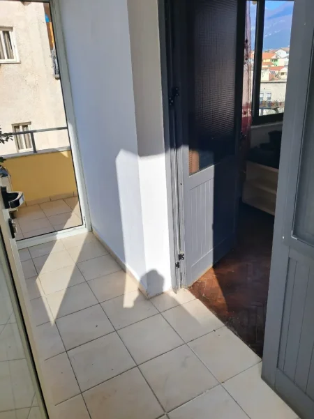 Shqiperi, jepet me qera shtepi 3+1+Ballkon Kati 2, 70 m² 300 € (jorgjia truja nr44 qyteti student)