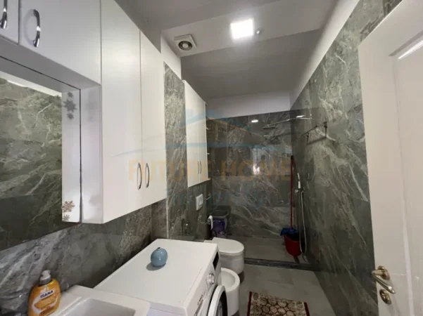 Tirane, jepet me qera apartament 1+1+Verande, Kati 8, 65 m² 650 € (Ish Dogana)