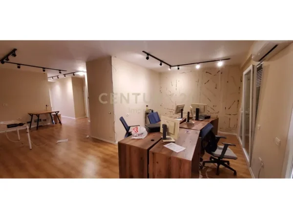 Tirane, jepet me qera zyre Kati 8, 131 m² 1.100 € (Komuna e Parisit IMP143632)