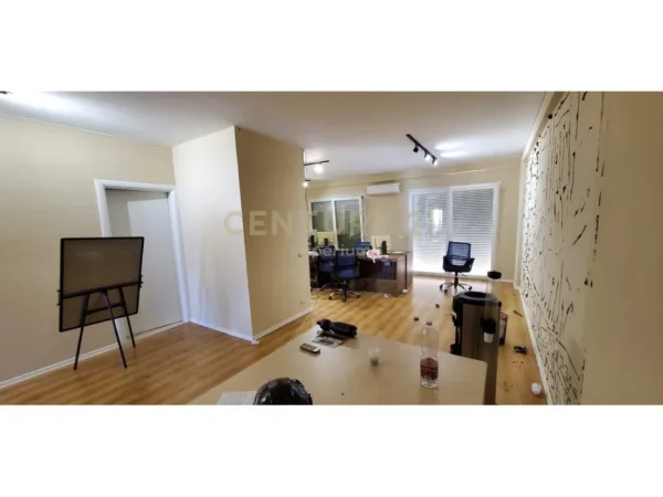 Tirane, jepet me qera zyre Kati 8, 131 m² 1.100 € (Komuna e Parisit IMP143632)