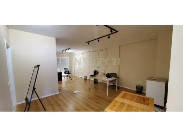 Tirane, jepet me qera zyre Kati 8, 131 m² 1.100 € (Komuna e Parisit IMP143632)