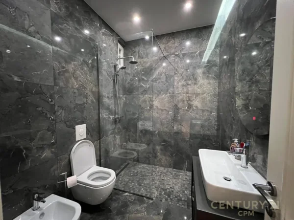 Tirane, jepet me qera apartament 1+1 Kati 1, 70 m² 700 € (Kopshti Botanik smart143624)
