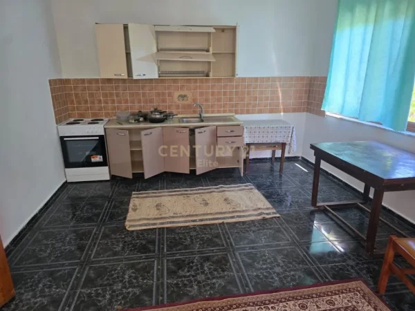 Tirane, jepet me qera apartament 2+1 Kati 1, 200 m² 450 € (Rruga e Dibres EL143609)