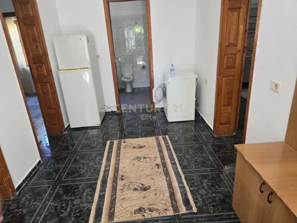 Tirane, jepet me qera apartament 2+1 Kati 1, 200 m² 450 € (Rruga e Dibres EL143609)