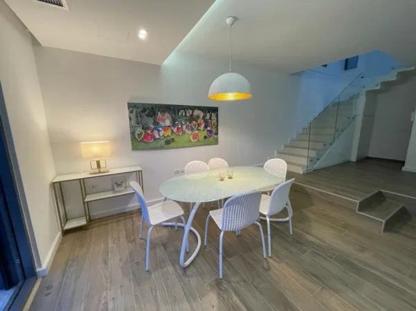 Tirane, jepet me qera Vile , 352 m² 2.200 € (teg , lunder , farke , mjull-bathore , mullet)