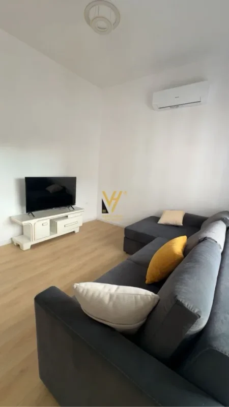 Tirane, jepet me qera apartament 1+1+Ballkon Kati 3, 65 m² 570 € (ALI DEM KAIMI)