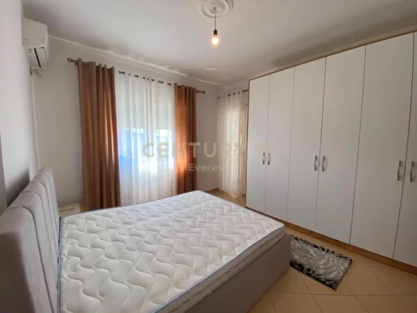 Tirane, jepet me qera apartament 1+1 Kati 4, 65 m² 420 € (Fresk everest143602)