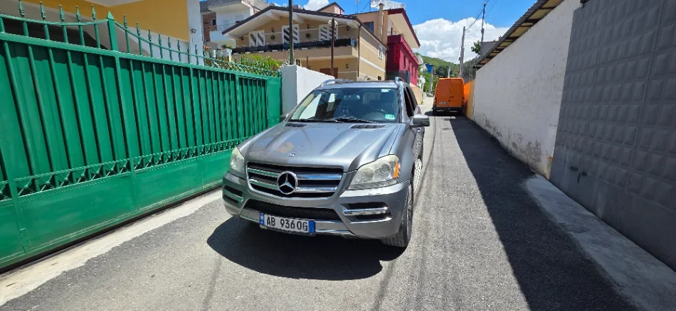 Tirane, shitet Benc mercedes GL350 Nafte, gri metalizato automatik Klima 290 km 10.000 €