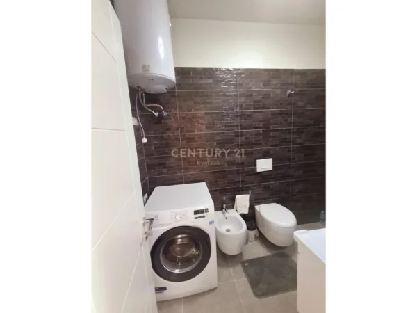 Tirane, jepet me qera apartament 1+1 Kati 7, 58 m² 400 € (QTU everest143582)