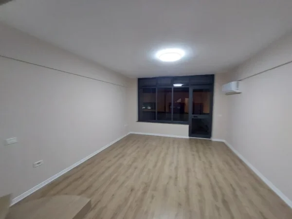Tirane, jepet me qera ambjent biznesi Kati 3, 125 m² 1.000 € (Qender, Sheshi Skenderbej)