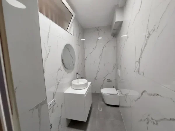 Tirane, jepet me qera ambjent biznesi Kati 3, 125 m² 1.000 € (Qender, Sheshi Skenderbej)