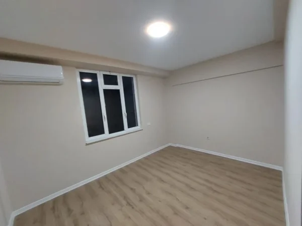 Tirane, jepet me qera ambjent biznesi Kati 3, 125 m² 1.000 € (Qender, Sheshi Skenderbej)