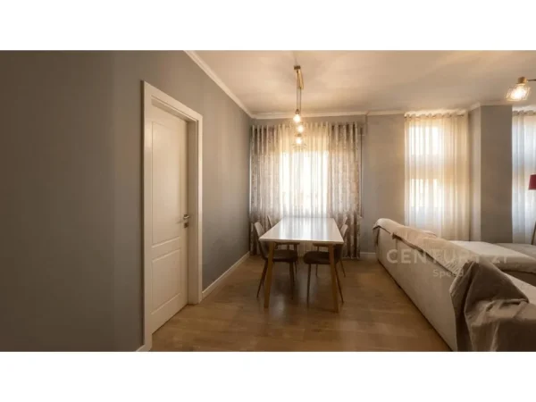 Tirane, jepet me qera apartament 2+1 Kati 1, 87 m² 850 € (Komuna e Parisit SPEED143665)