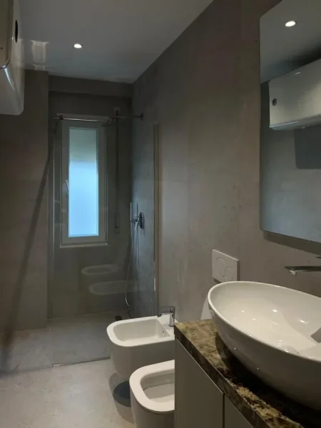 Tirane, jepet me qera apartament 2+1+Ballkon Kati 2, 110 m² 1.500 € (Rruga Ullishtes 1044, Liqeni i Thatë (Pranë Radisson))