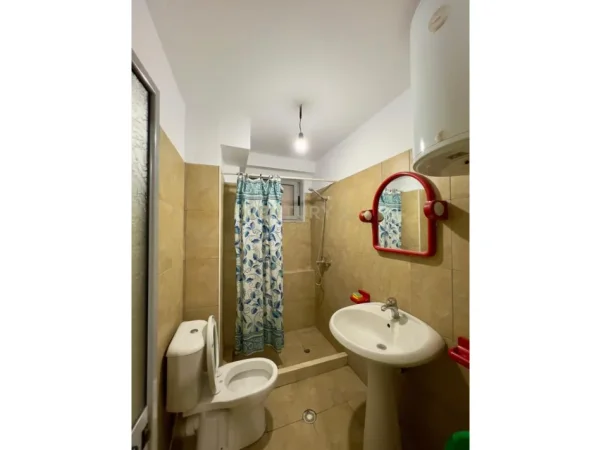 Tirane, jepet me qera apartament 1+1 Kati 2, 60 m² 400 € 