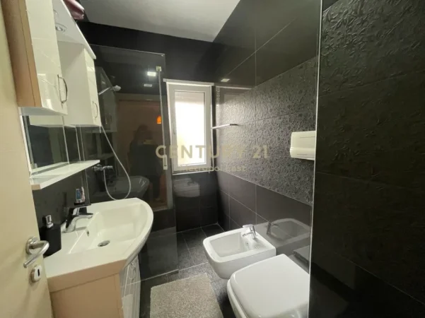 Tirane, jepet me qera apartament 1+1+Ballkon Kati 1, 75 m² 800 € 