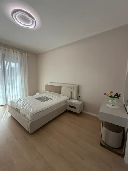 Tirane, jepet me qera apartament 2+1+Ballkon Kati 3, 120 m² 1.300 € (Kompleksi Delijorgji)