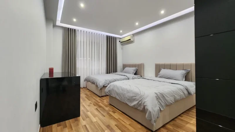 Tirane, jepet me qera apartament 2+1+Ballkon Kati 7, 115 m² 1.250 € (ngjitur me Ambasadën Amerikane)