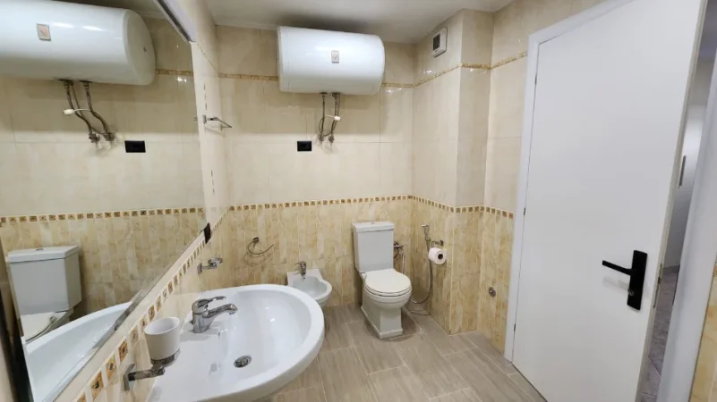 Tirane, jepet me qera apartament 2+1+Ballkon Kati 7, 115 m² 1.250 € (ngjitur me Ambasadën Amerikane)