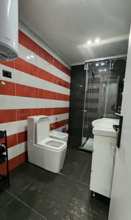 Tirane, jepet me qera apartament 2+1+Ballkon Kati 7, 115 m² 1.250 € (ngjitur me Ambasadën Amerikane)